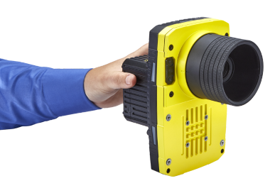 Cámara o sensor grande, sostenido por una mano.