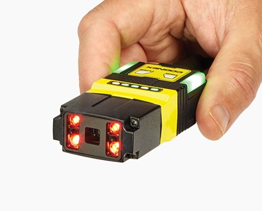 Lector o sensor de código de barras con iluminación verde y roja.