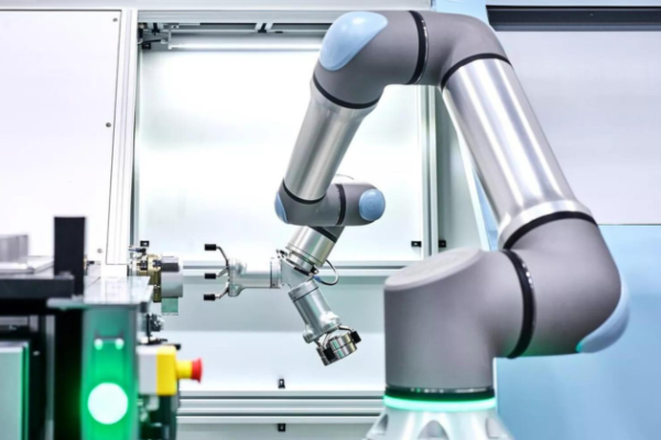 brazo robótico colaborativo atendiendo una máquina