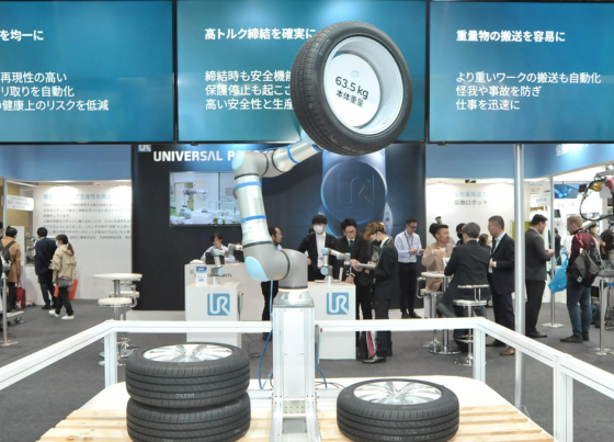 presentación de brazo robótico colaborativo en evento japonés