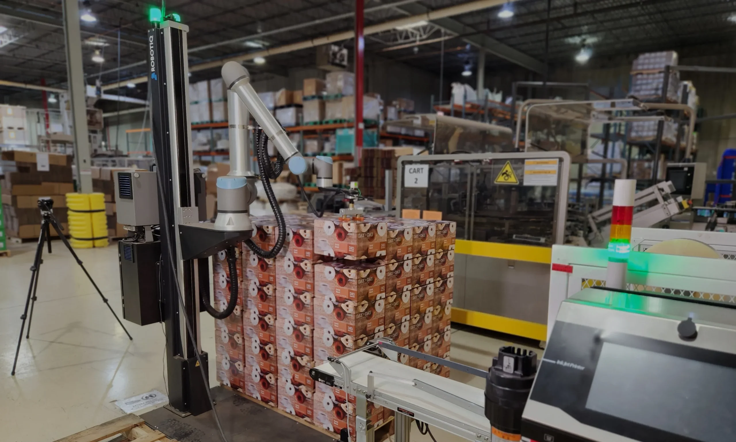 Paletizado automatizado en la industria alimentaria: caso de éxito con AX10 de Robotiq