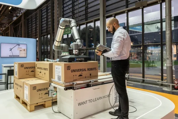 UR18 Universal Robots cobot compacto